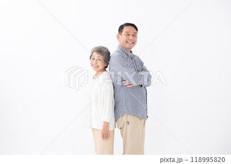 シニア女性　ミドル男性　親子　母　息子 118995820