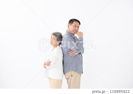 シニア女性　ミドル男性　親子　母　息子　悩む 118995822