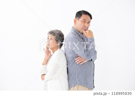 シニア女性　ミドル男性　親子　母　息子　悩む 118995830