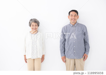 シニア女性　ミドル男性　親子　母　息子 118995838