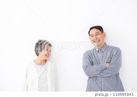 シニア女性　ミドル男性　親子　母　息子 118995843