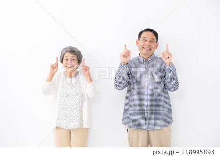 シニア女性　ミドル男性　親子　母　息子　指差し 118995893