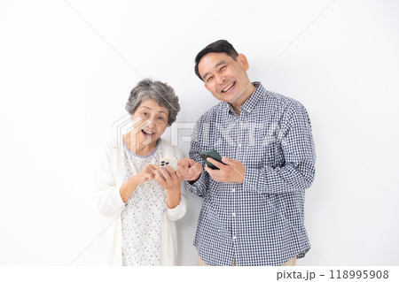 シニア女性　ミドル男性　親子　母　息子　スマホ 118995908