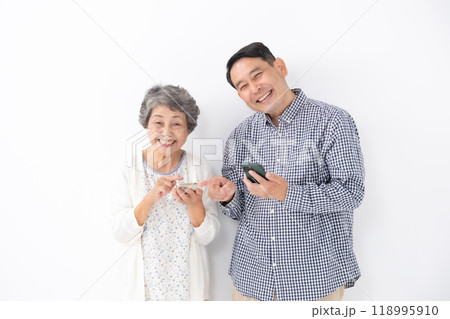 シニア女性　ミドル男性　親子　母　息子　スマホ 118995910