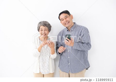 シニア女性　ミドル男性　親子　母　息子　スマホ 118995911
