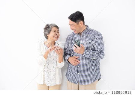 シニア女性　ミドル男性　親子　母　息子　スマホ 118995912