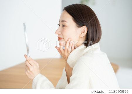 手鏡を見る女性　ビューティー 118995993