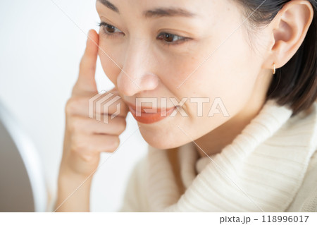鏡を見る女性　目元 118996017