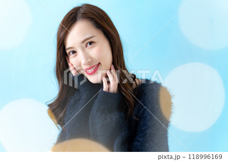 女性 ビューティー ブルーバック 女性 ビューティー ブルーバック 118996169