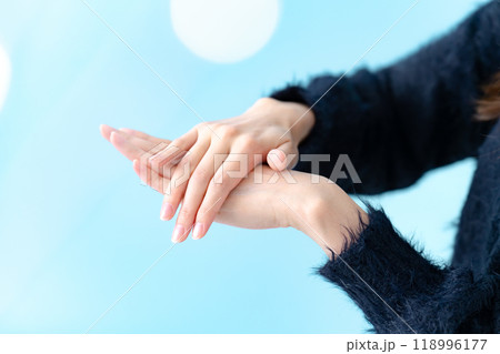 手荒れ　マッサージ　手元 118996177