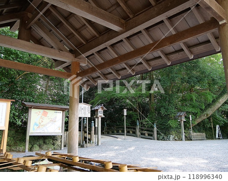 三重　伊勢市　伊勢神宮・外宮（豊受大神宮）手水舎と裏参道（晩夏） 118996340