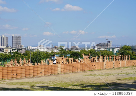大阪 高槻 今城塚古墳の埴輪列(復元)と市街地(初秋) 大阪 高槻 今城塚古墳の埴輪列(復元)と市街地(初秋) 118996357