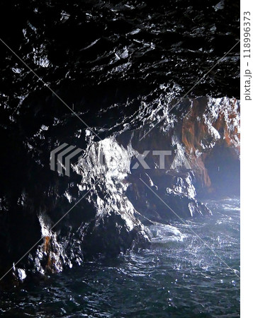 和歌山 南紀白浜 波が押し寄せる三段壁洞窟(夏) 和歌山 南紀白浜 波が押し寄せる三段壁洞窟(夏) 118996373