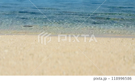 瀬底ビーチ　波打ち際の砂浜1 118996586