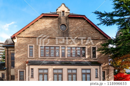 諏訪湖に面した片倉館の紅葉（長野県諏訪市） 118996633