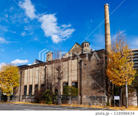 諏訪湖に面した片倉館の紅葉(長野県諏訪市) 諏訪湖に面した片倉館の紅葉(長野県諏訪市) 118996634