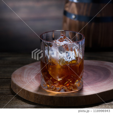 ウイスキー ロック 木の背景 118996943