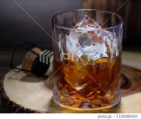ウイスキー ロック 木の背景 ウイスキー ロック 木の背景 118996950