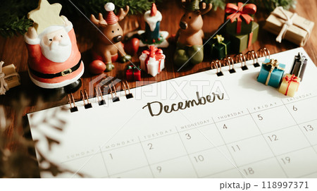 12月のカレンダーとクリスマスの飾り 118997371