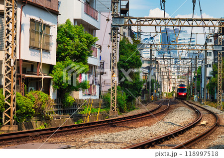 小田急線 住宅街を走る特急ロマンスカー GSE 118997518