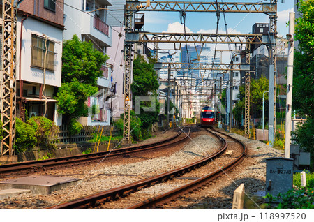 小田急線 住宅街を走る特急ロマンスカー GSE 118997520
