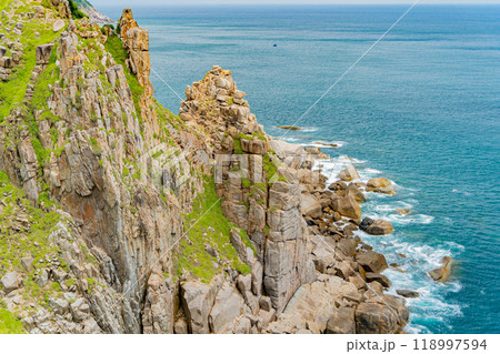 Rocky seashore. 118997594