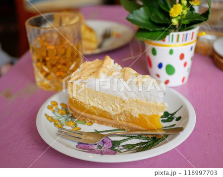 カフェで友達と過ごす時間 118997703