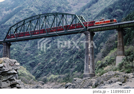 1989年　大歩危付近を走るDE10牽引客車列車 118998137