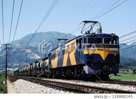 1989年　東海道本線近江長岡駅付近を走るEF65牽引貨物 118998143