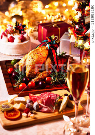 クリスマス、クリスマスパーティー、テーブルの上に鶏肉、オードブル、シャンパン クリスマス、クリスマスパーティー、テーブルの上に鶏肉、オードブル、シャンパン 118998190