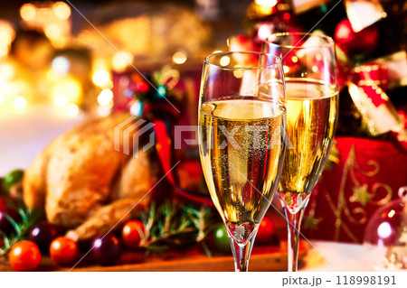 クリスマス、クリスマスパーティー、テーブルの上にシャンパーニュと鶏肉 118998191
