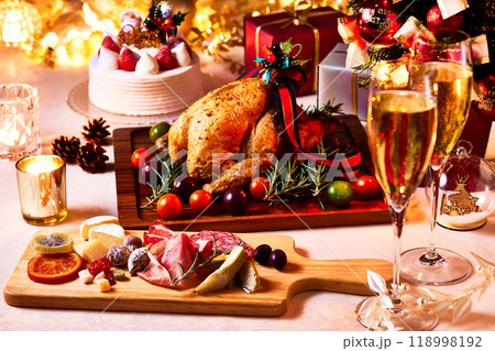 クリスマス、クリスマスパーティー、テーブルの上に鶏肉、オードブル、シャンパン 118998192