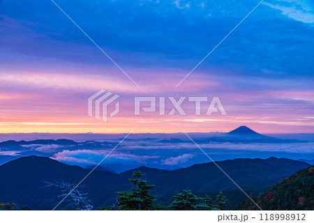 【山梨県】紅葉が始まった国師ヶ岳から望む富士山　夜明け 118998912