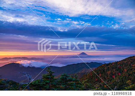 【山梨県】紅葉が始まった国師ヶ岳から望む富士山 夜明け 【山梨県】紅葉が始まった国師ヶ岳から望む富士山 夜明け 118998918
