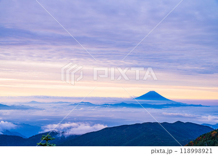 【山梨県】紅葉が始まった国師ヶ岳から望む富士山 夜明け 【山梨県】紅葉が始まった国師ヶ岳から望む富士山 夜明け 118998921