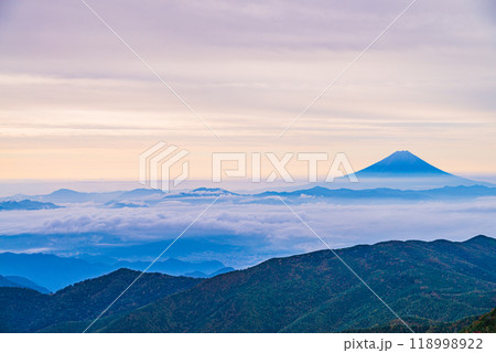 【山梨県】紅葉が始まった国師ヶ岳から望む富士山　夜明け 118998922