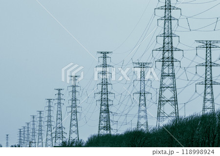 送電線と鉄塔 エネルギーのイメージ 118998924