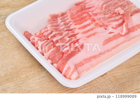 豚肉、生肉、精肉、豚バラ肉、豚ばら肉、パック。 118999089