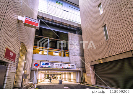 日本の東京都市景観 新風景。渋谷区渋谷二丁目19側の東京メトロ銀座線渋谷駅出入口。電車が見える＝4日 118999203