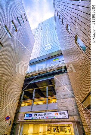日本の東京都市景観 新風景。渋谷区渋谷二丁目19側の東京メトロ銀座線渋谷駅出入口。電車が見える＝4日 118999204