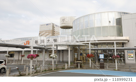 東海道新幹線の新富士駅の建物、南口の出入口 118999231