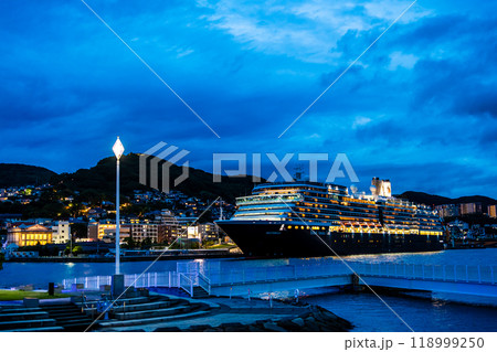 長崎港客船入港(Westerdam)水辺の森公園からの夜景ライトアップ【長崎市】 長崎港客船入港(Westerdam)水辺の森公園からの夜景ライトアップ【長崎市】 118999250