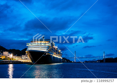 長崎港客船入港(Westerdam)水辺の森公園からの夜景ライトアップ【長崎市】 長崎港客船入港(Westerdam)水辺の森公園からの夜景ライトアップ【長崎市】 118999257