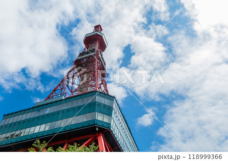 テレビ塔を見上げる 北海道札幌市 大通公園 118999366