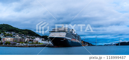 長崎港客船入港（Westerdam）水辺の森公園からの夕景　パノラマ【長崎市】 118999487