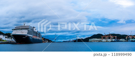 長崎港客船入港(Westerdam)水辺の森公園からの夕景 パノラマ【長崎市】 長崎港客船入港(Westerdam)水辺の森公園からの夕景 パノラマ【長崎市】 118999490