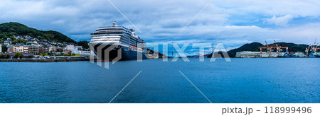 長崎港客船入港（Westerdam）水辺の森公園からの夕景　パノラマ【長崎市】 118999496