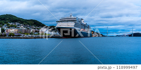 長崎港客船入港(Westerdam)水辺の森公園からの夕景 パノラマ【長崎市】 長崎港客船入港(Westerdam)水辺の森公園からの夕景 パノラマ【長崎市】 118999497