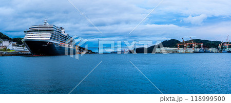 長崎港客船入港(Westerdam)水辺の森公園からの夕景 パノラマ【長崎市】 長崎港客船入港(Westerdam)水辺の森公園からの夕景 パノラマ【長崎市】 118999500