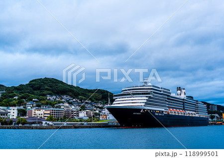 長崎港客船入港(Westerdam)水辺の森公園からの夕景【長崎市】 長崎港客船入港(Westerdam)水辺の森公園からの夕景【長崎市】 118999501